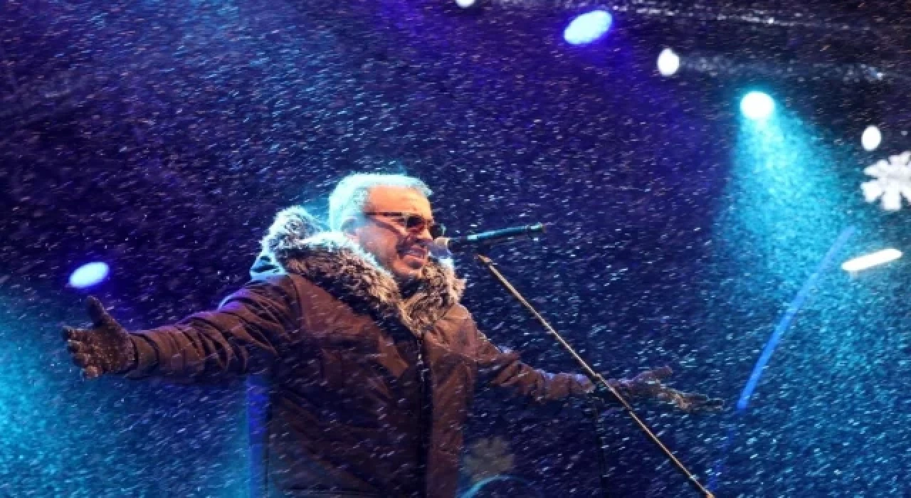 Haluk Levent seyyar satıcının tüm ürünlerini alarak seyirciye dağıttı