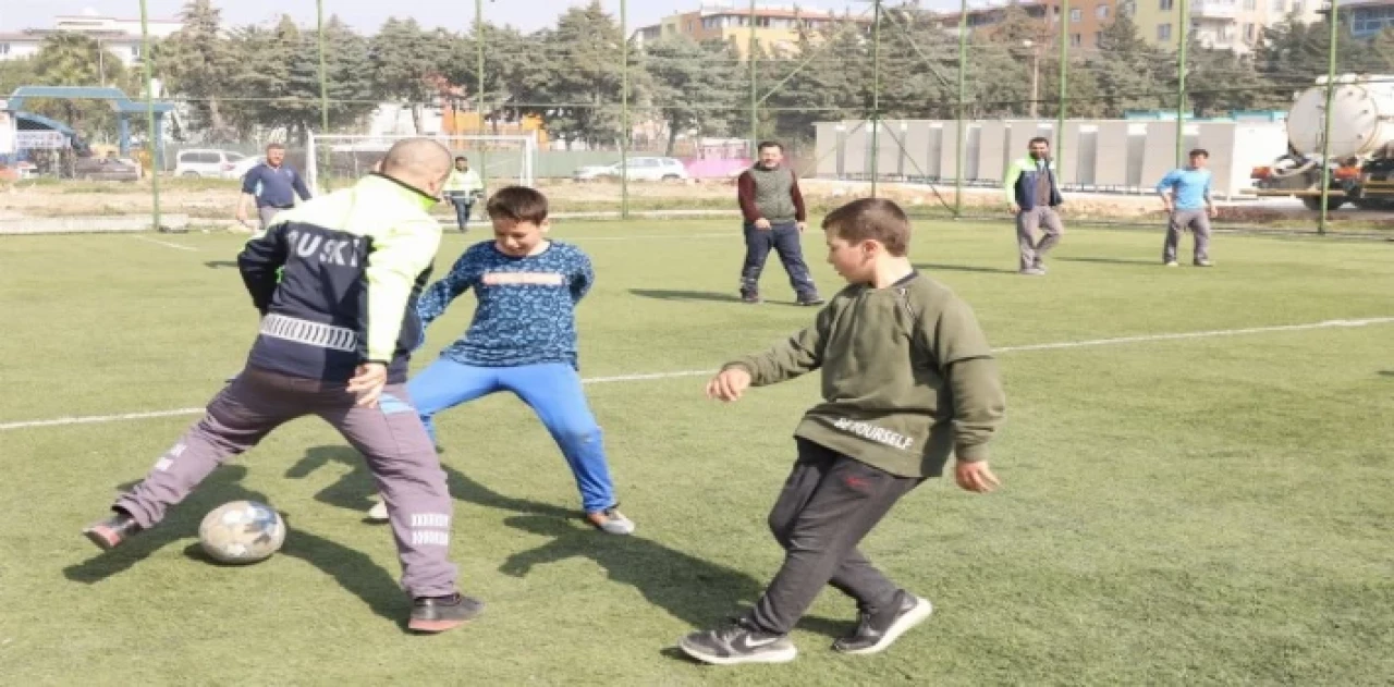 Hatay’da BUSKİ ekipleri depremzedeli çocuklara moral verdi