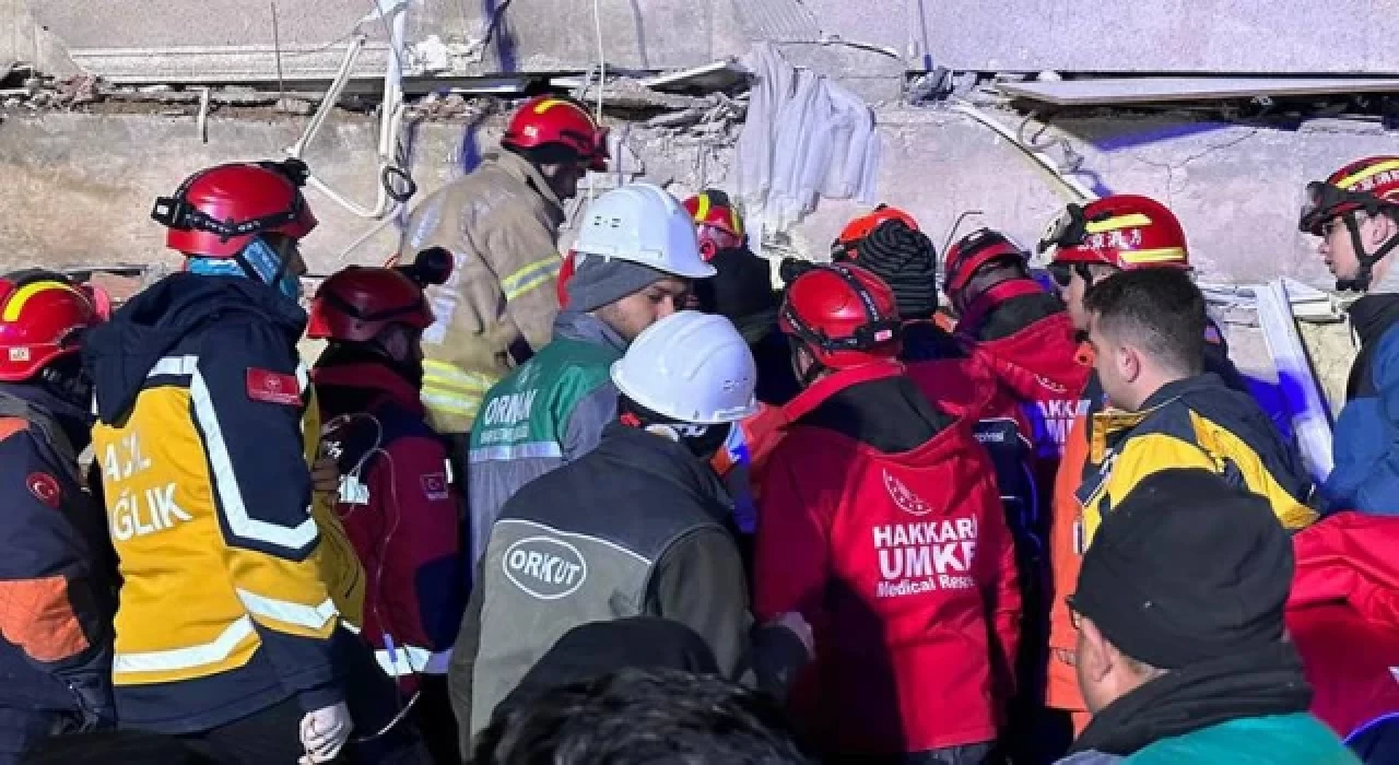 Hatay’da enkaz altında kalan baba ve 5 yaşındaki kızı 90. saatte sağ olarak kurtarıldı