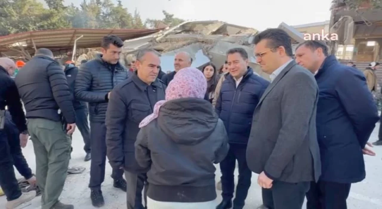 Hataylı depremzede Babacan’a dert yandı: Oğlum göçük altında, çıkartamıyorlar, benim bir oğlum var!