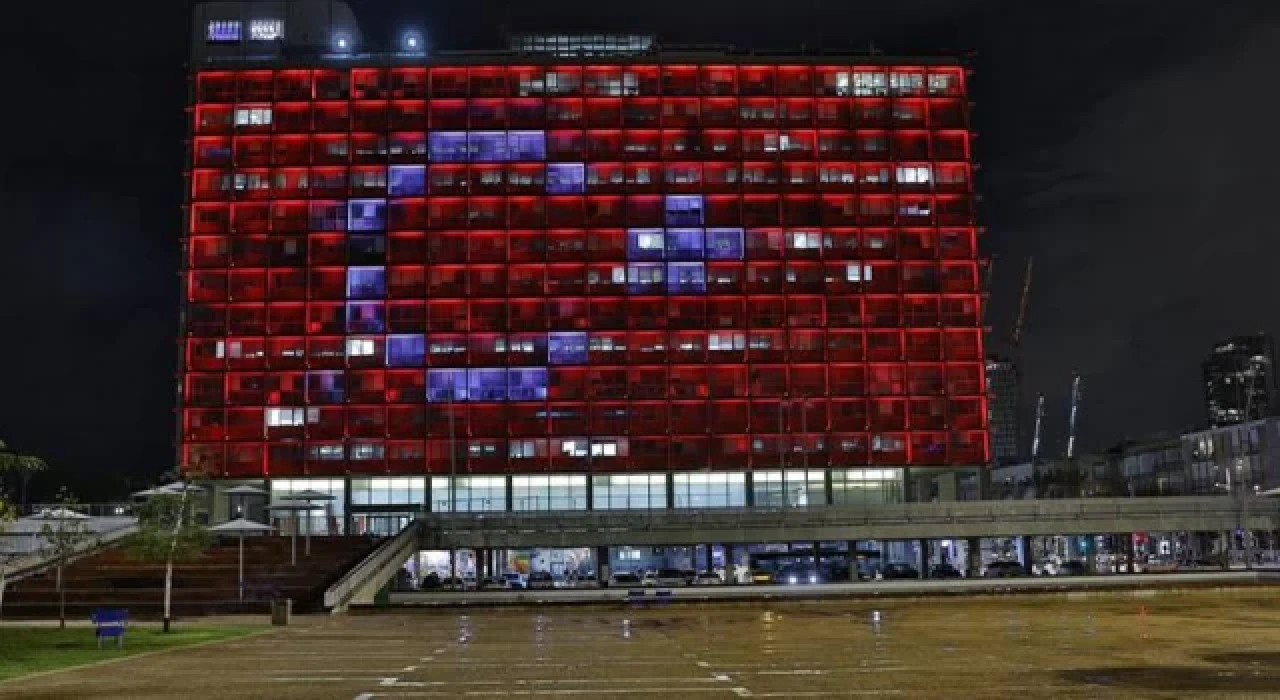 İsrail'de Tel Aviv belediye binasına Türk bayrağı yansıtıldı