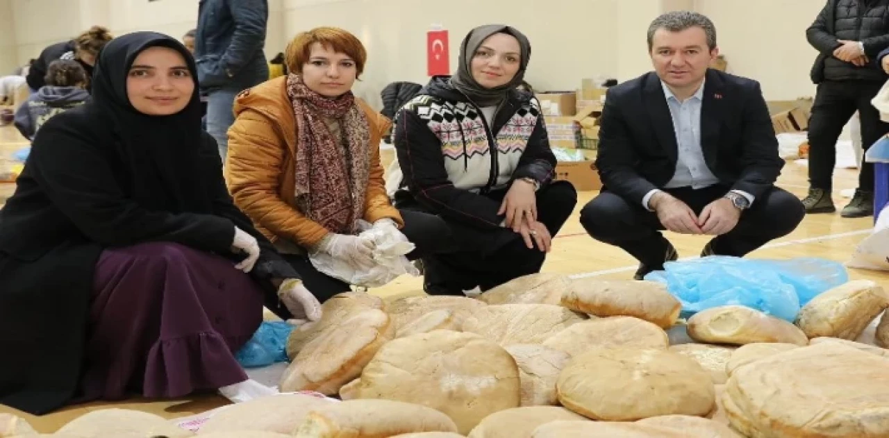 İzmir Bergama’da depremzedeler için ekmek pişiriyorlar