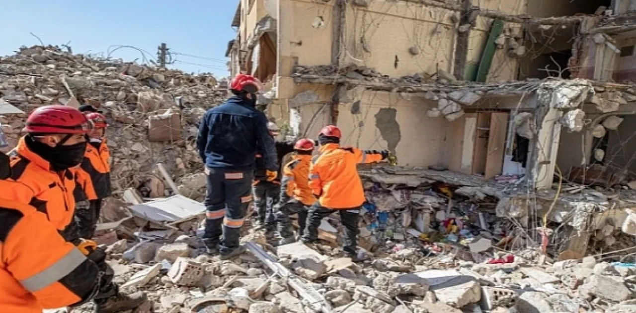 İzmir İtfaiyesi arama kurtarma çalışmalarını sürdürüyor “Son vatandaşımızı alana kadar buradayız”