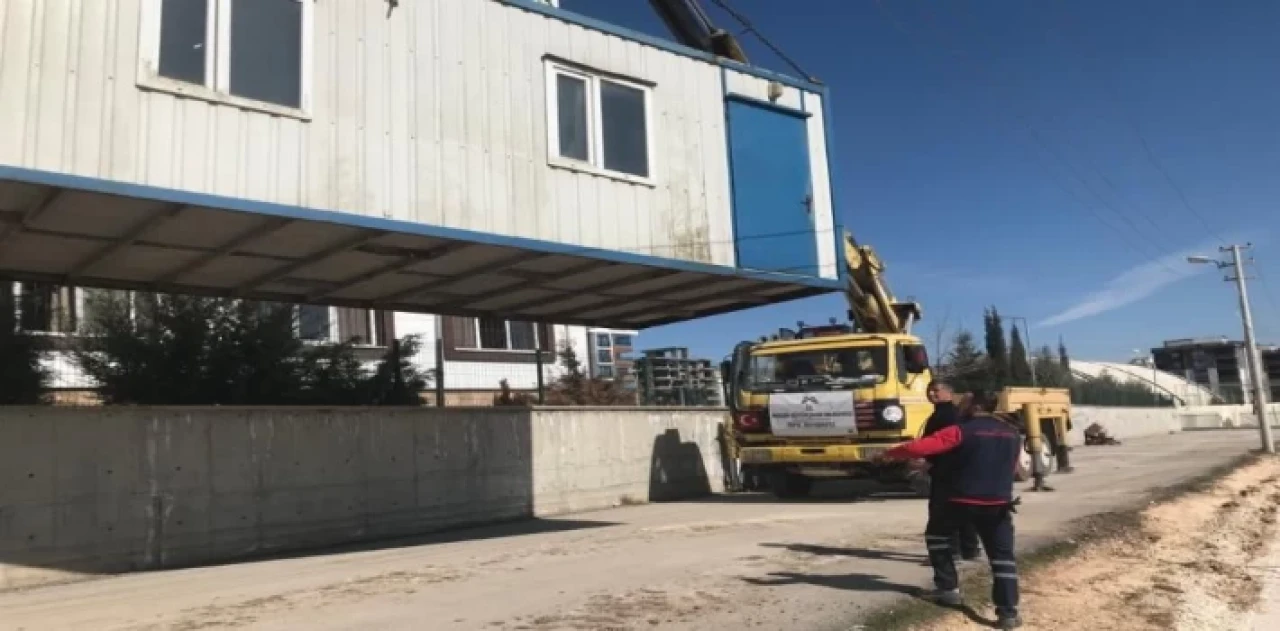 İzmit, Adıyaman’da konteyner ve çadırları yerleştiriyor