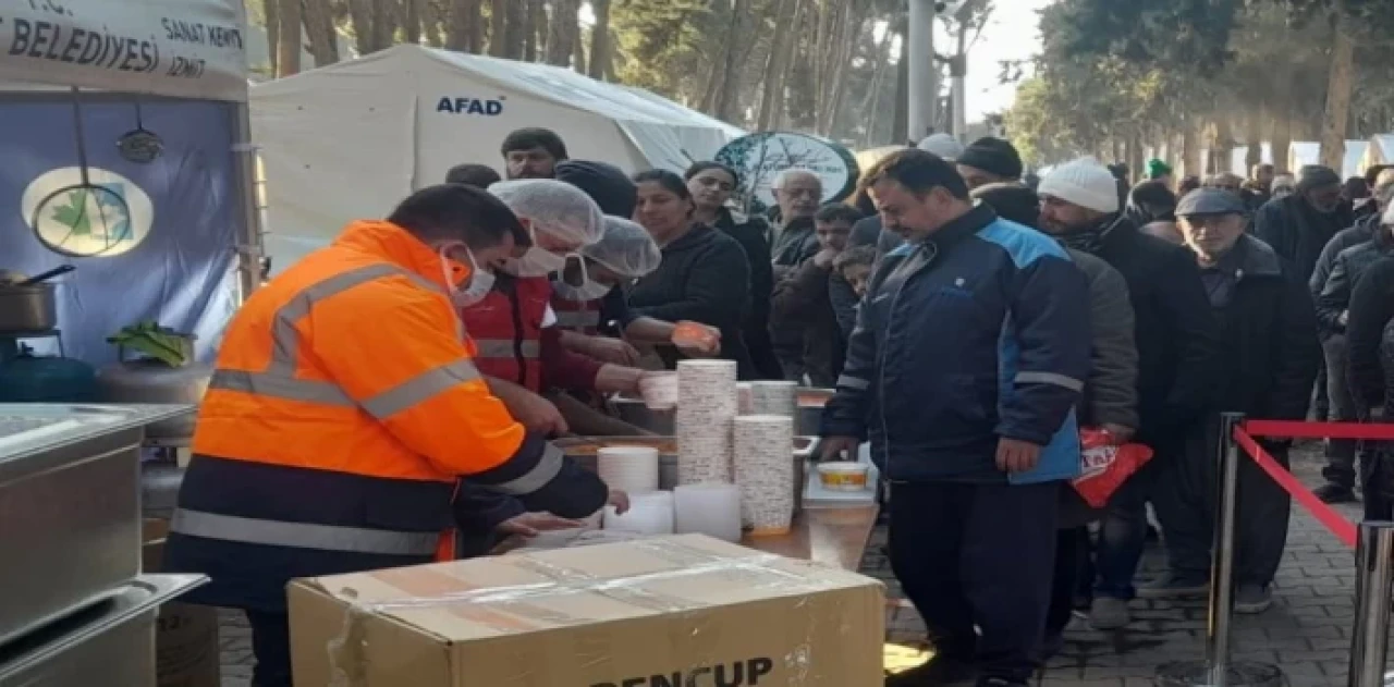 İzmit Aşevi’nden depremzedelere yemek ikramı