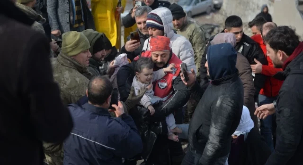 Kahramanmaraş'ta depremden 31 saat sonra 15 aylık bebek enkazdan çıkarıldı