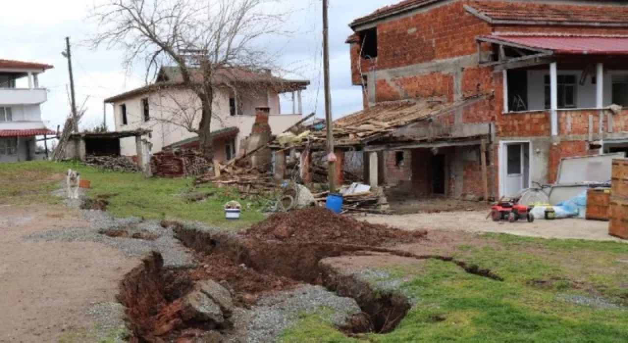 Kar suları heyelanlara neden oldu: 3 ev hasar gördü, 1,5 metrelik yarıklar oluştu