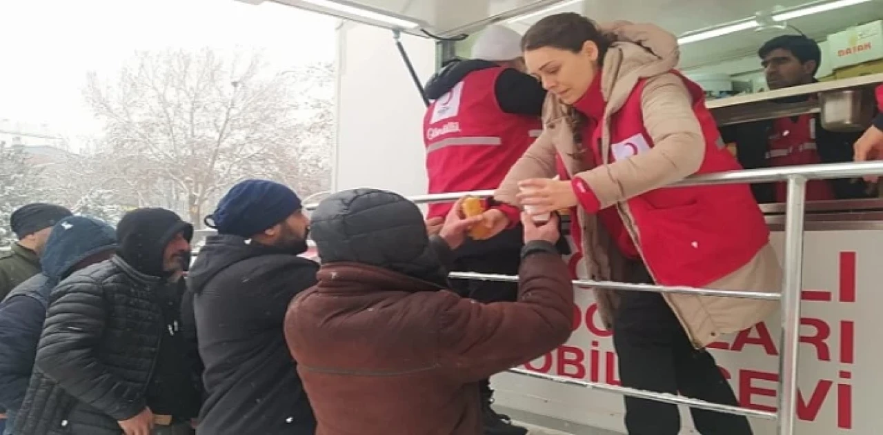 Kızılay Ekipleri Deprem Bölgesinde, Afetzedelere Mobil Mutfaklardan Beslenme Hizmeti Başladı