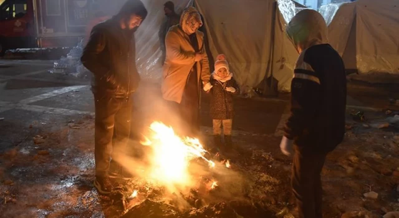 Malatya’da depremzedeler çadır dışında ateş yakarak ısınmaya çalışıyor