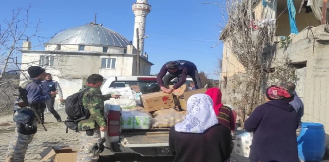 Manisalıların yardımları deprem bölgesinde dağıtılıyor