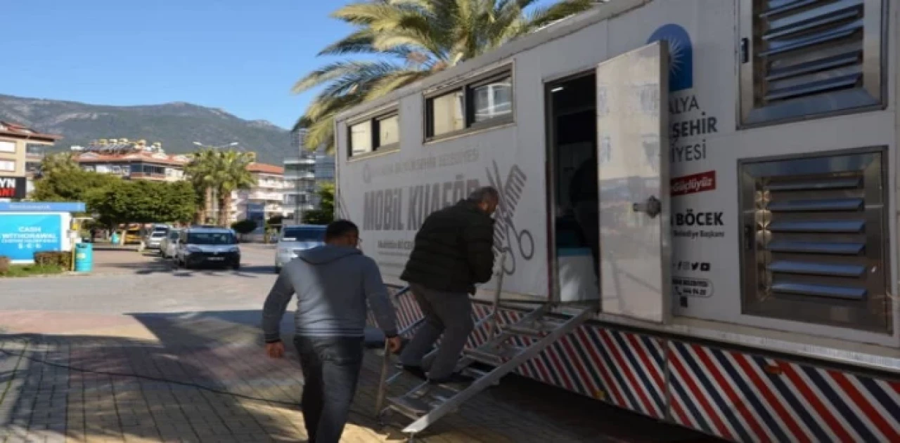 Mobil Kuaför depremzedeler için Alanya’da