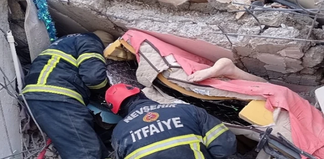 Nevşehir Belediyesi Ekipleri 2 Kişi Enkaz Altından Çıkartmayı Başardı