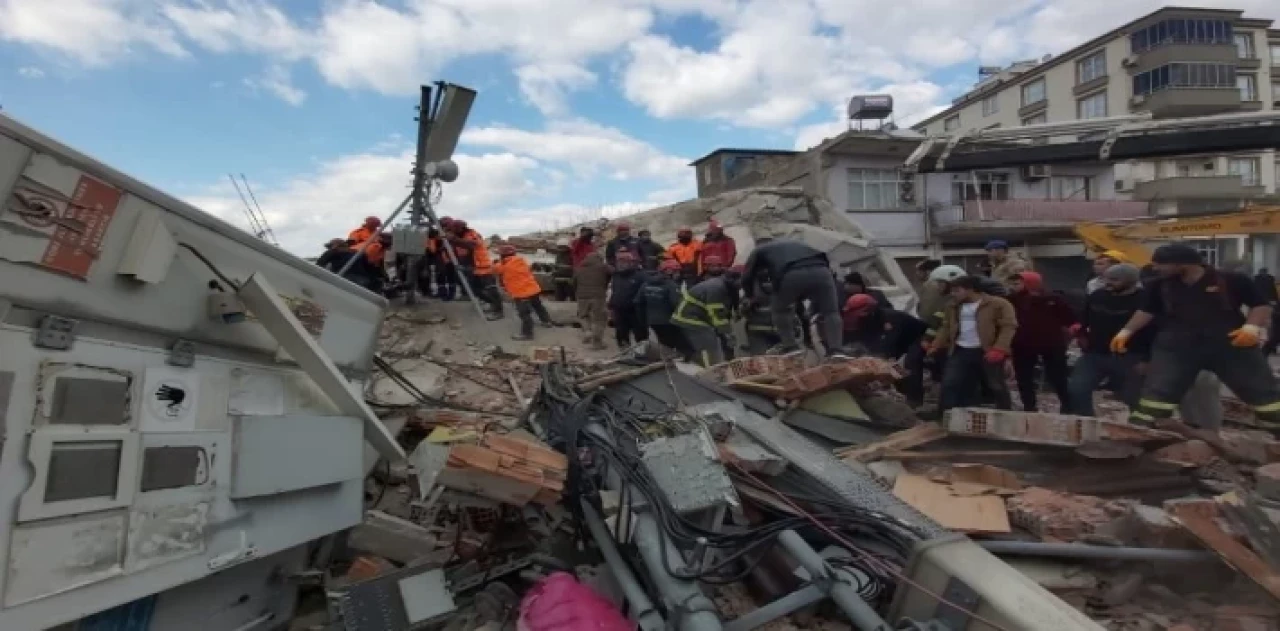 Osmaniye’de çöken binaya müdahale sürüyor