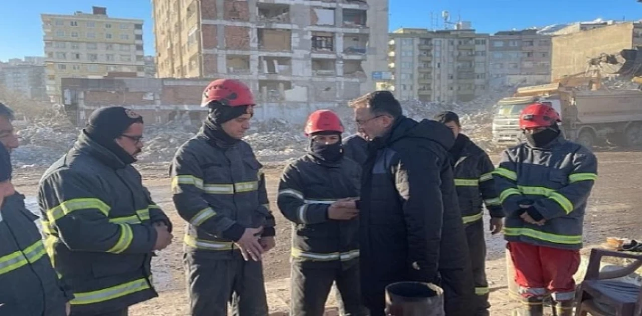 Savran’dan, Deprem Bölgesine Kahraman İtfaiye Erlerine Ziyaret