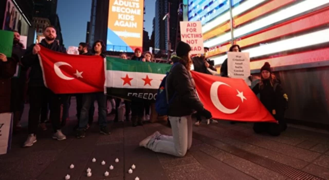 Times Meydanı'nda Türkiye'deki depremlerde hayatını kaybedenler anıldı