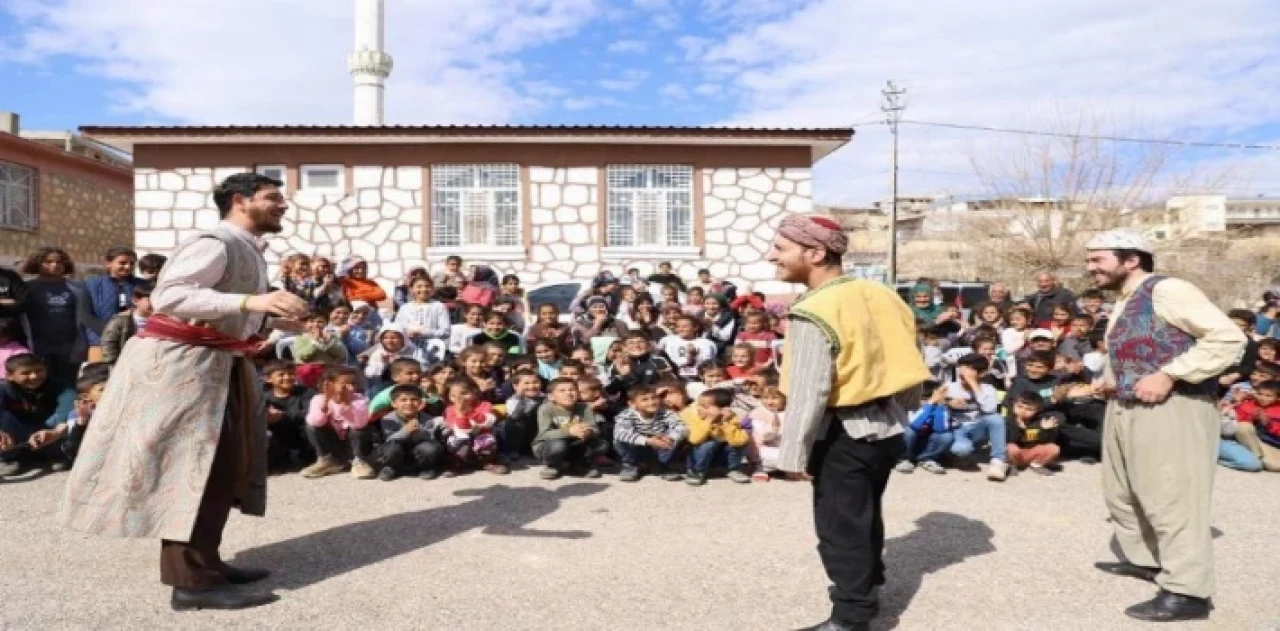 Adıyamanlı çocukların yüzleri orta oyunuyla güldü