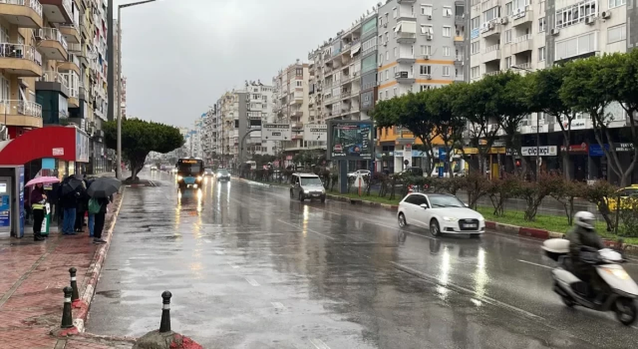 AFAD ve Meteoroloji'nin uyardığı Antalya'da sağanak etkisini göstermeye başladı