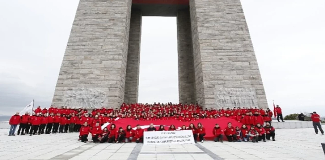 AKUT gönüllüleri Çanakkale şehitleri için yürüdü...