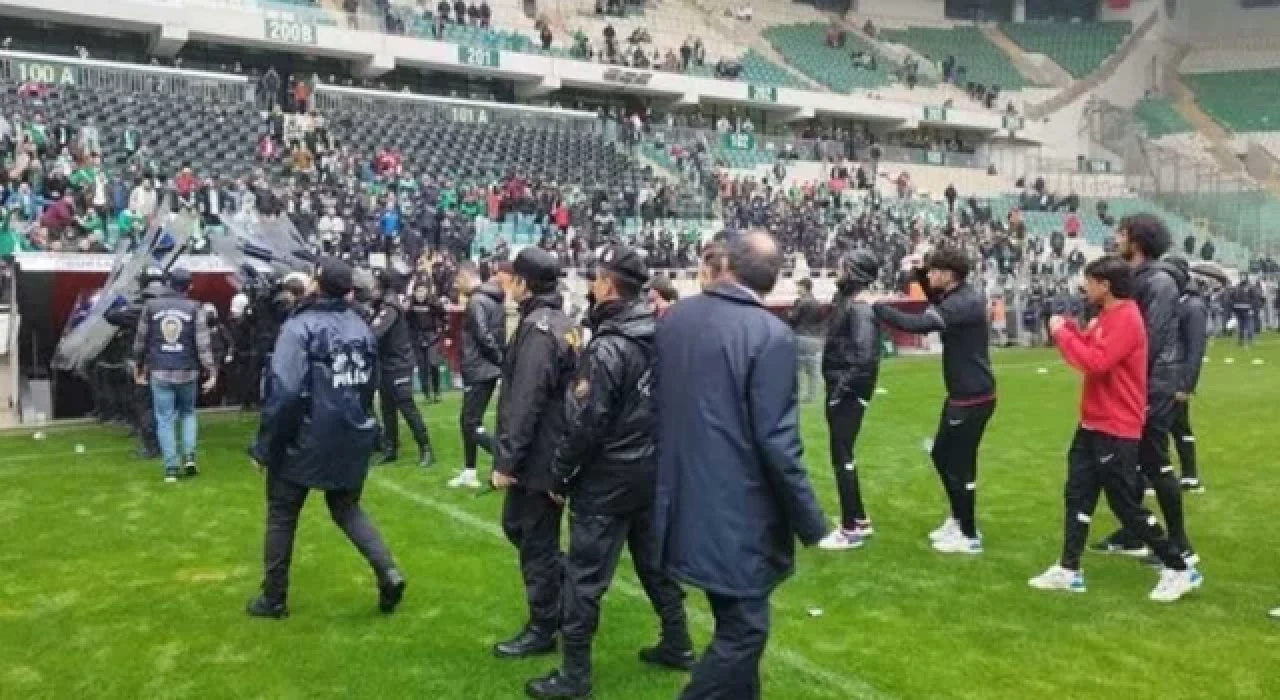 Bursaspor-Amedspor maçı öncesi saha savaş alanına döndü: Soylu'dan soruşturma açıklaması