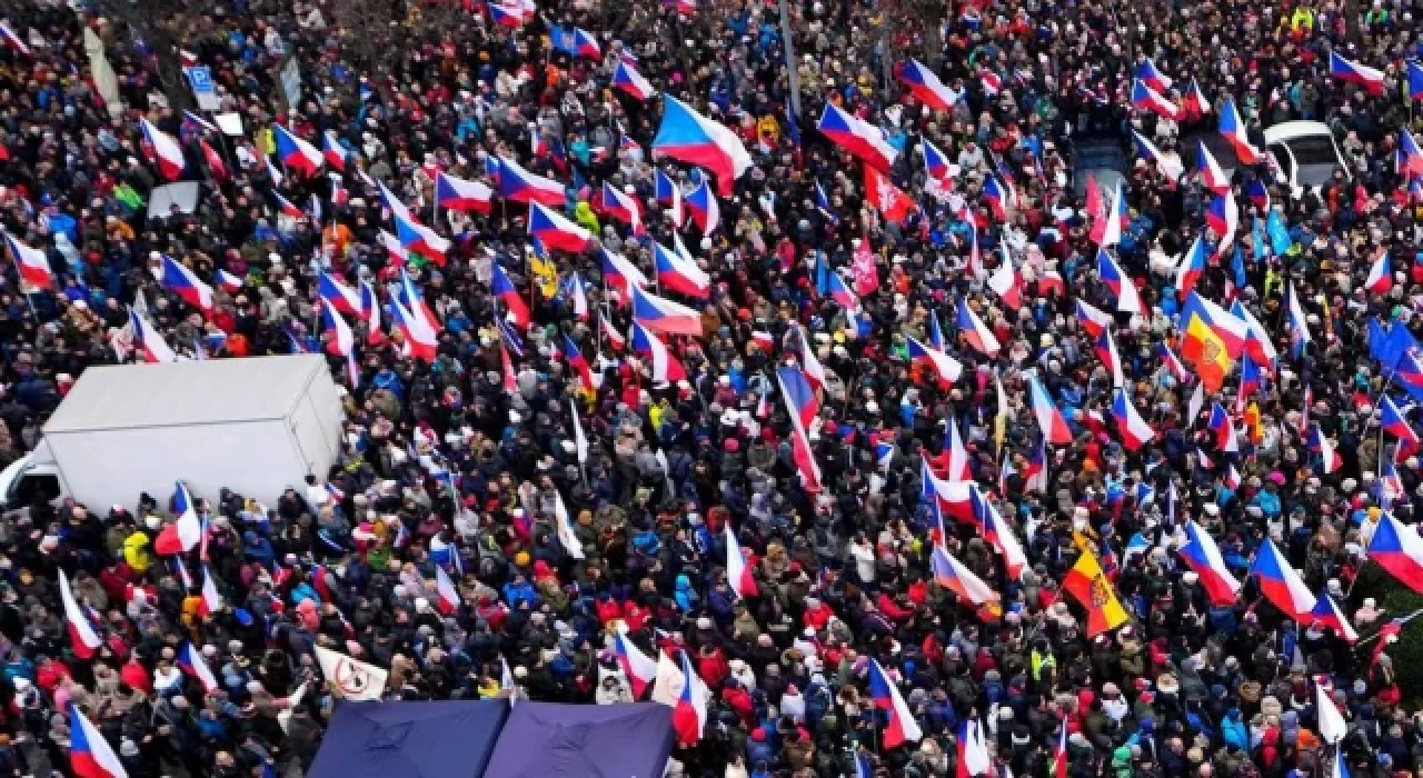 Çekya’nın başkenti Prag’da hayat pahalılığını protesto eden binlerce kişi hükümete istifa çağrısı yaptı