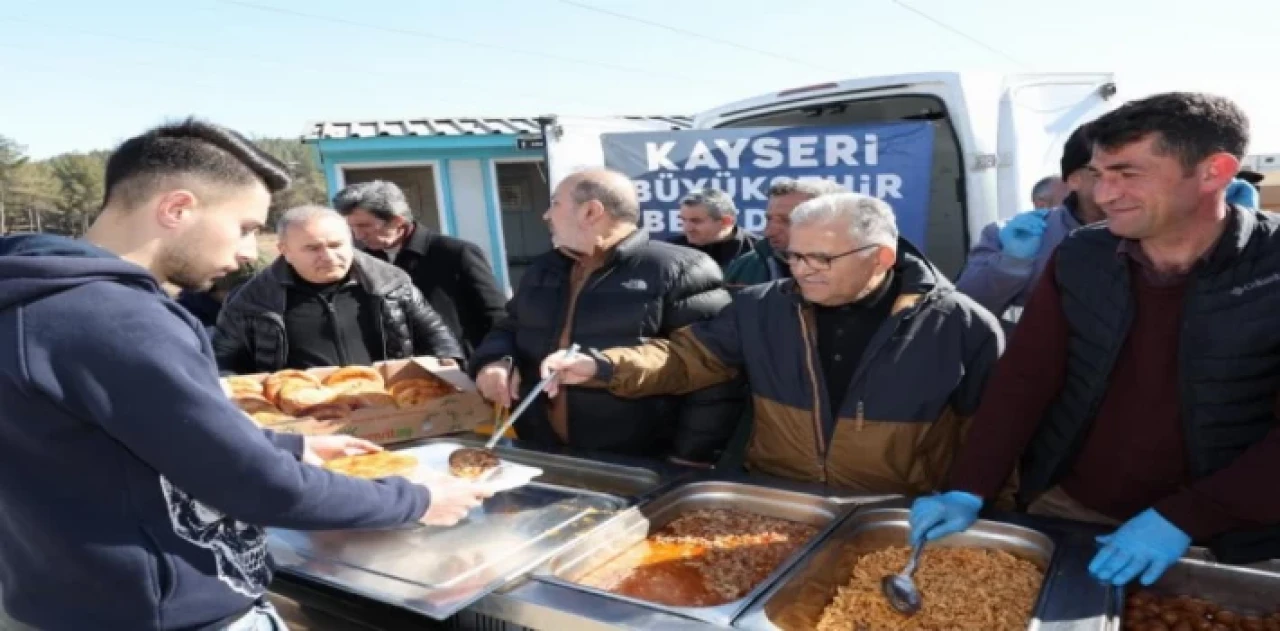 Deprem bölgesinde iftar Kayseri Büyükşehir’den