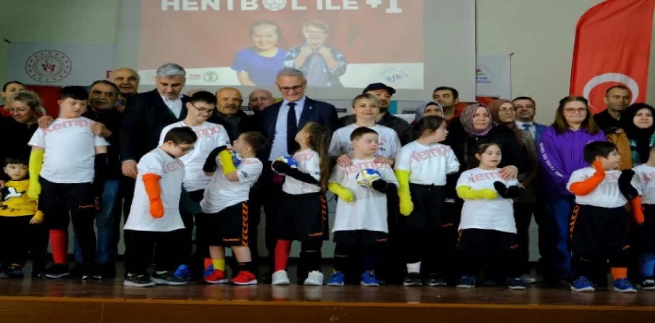 Down Sendromlu çocuklar ”Hentbol ile +1”de sporla buluştu