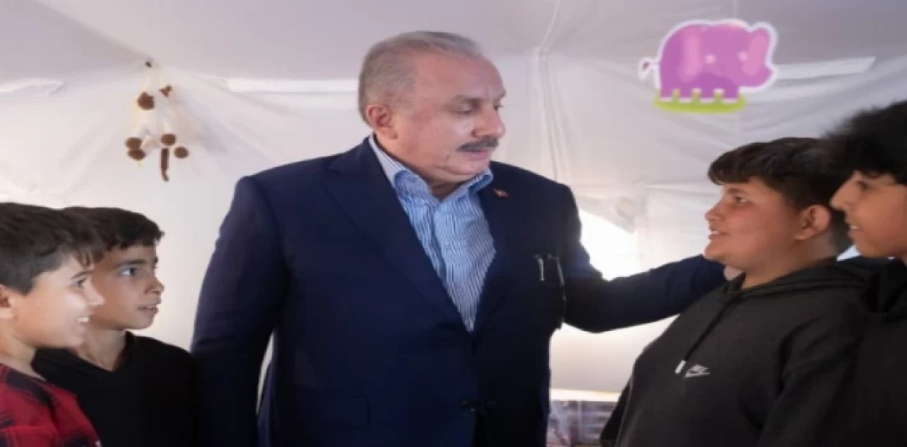 Hatay’da çadır kentleri ziyaret etti