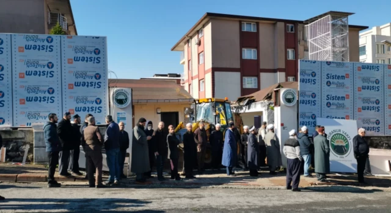 İBB ekipleri, Hiranur Vakfı’na ait kaçak yapıların yıkımına başladı