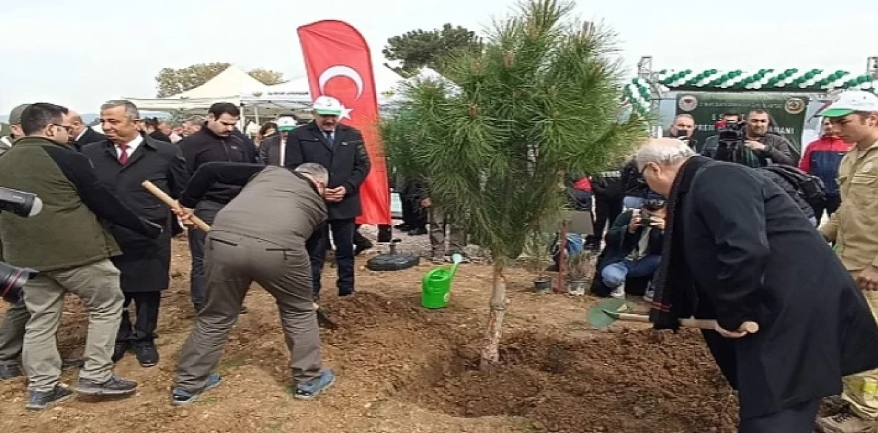 İzmir’de ”6 Şubat 2023 Deprem Şehitleri Hatıra Ormanı Fidan Dikim Töreni” Yapıldı