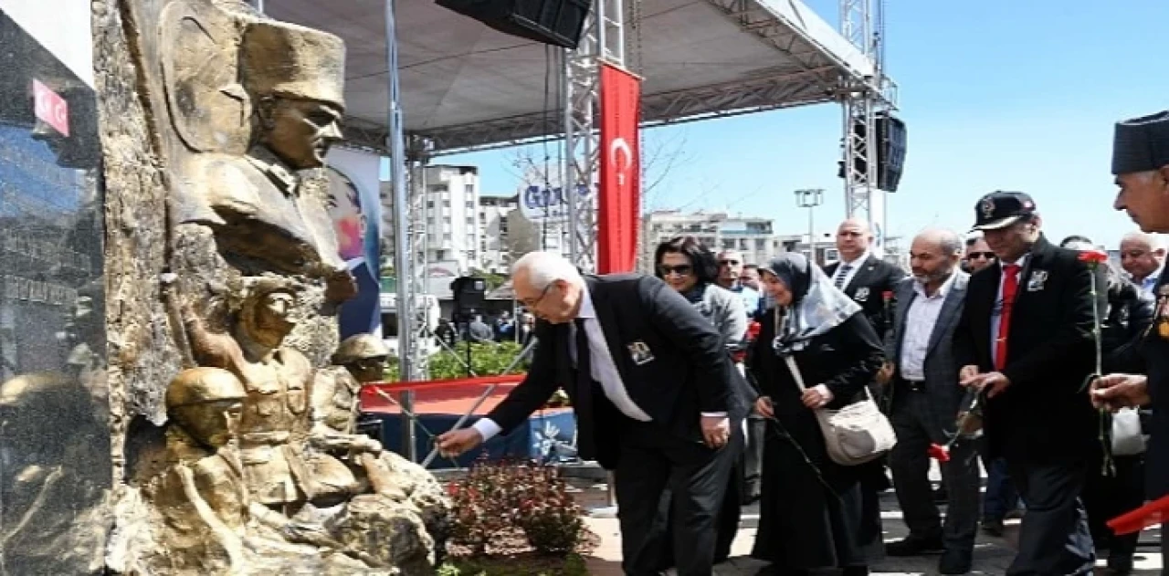 Karabağlar Belediyesi, Çanakkale Deniz Zaferi’nin 108. yıldönümünü ve şehitlerimizi unutmadı.