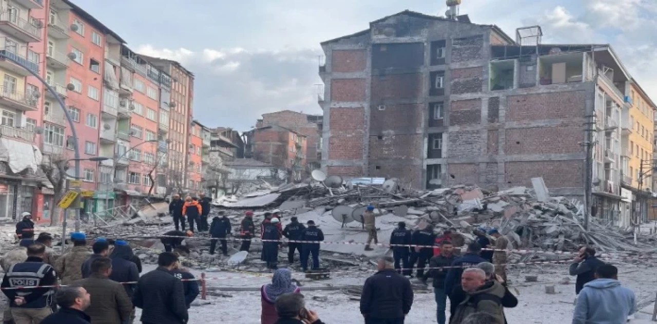 Malatya’da ağır hasarlı 5 katlı bina çöktü