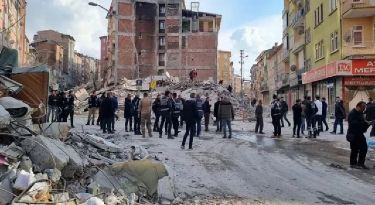 Malatya'da ağır hasarlı beş katlı bina çöktü