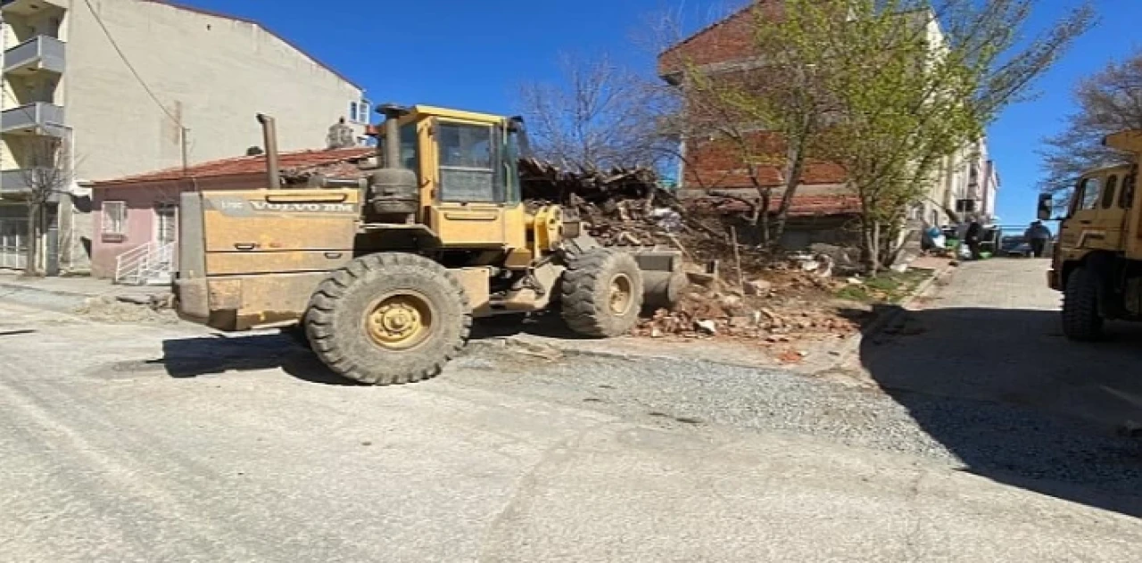 Malkara Belediyesi Tarafından Metruk Binanın Yıkımı Gerçekleştirildi