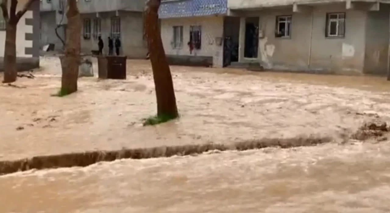 Şanlıurfa bir kez daha sele teslim oldu: Yollar göle döndü