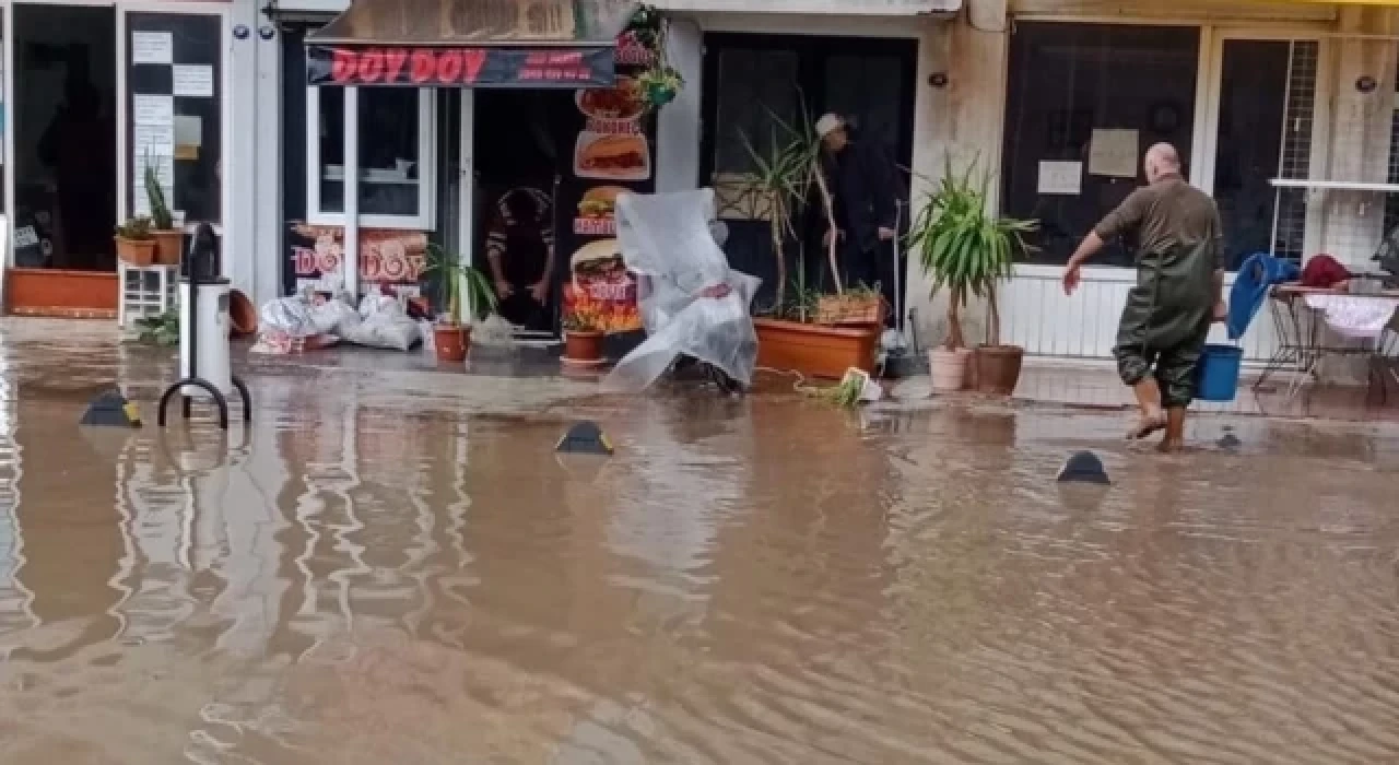 Yarım saat yağdı: Cadde ve iş yerleri sular altında kaldı