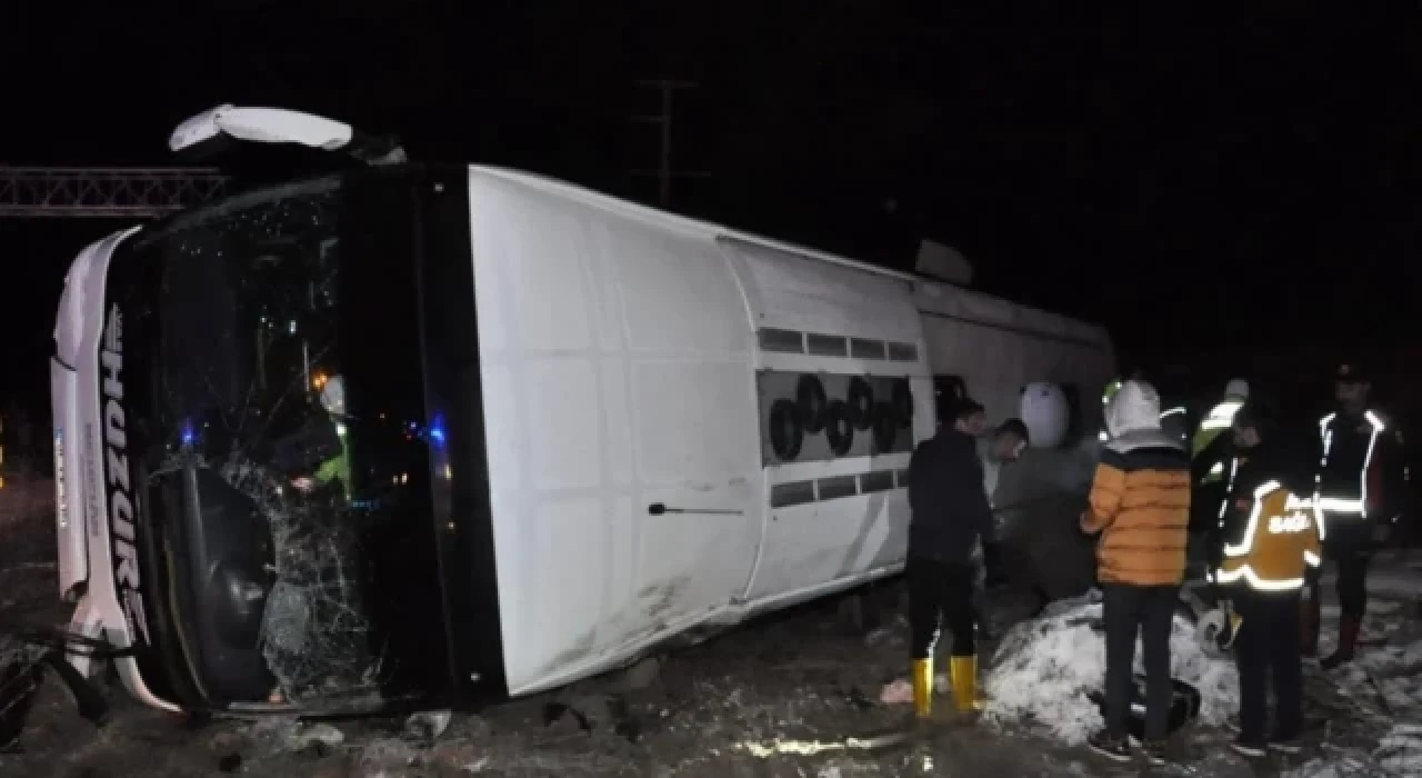 Yolcu otobüsü devrildi, 1 kişi öldü, 25 kişi yaralandı