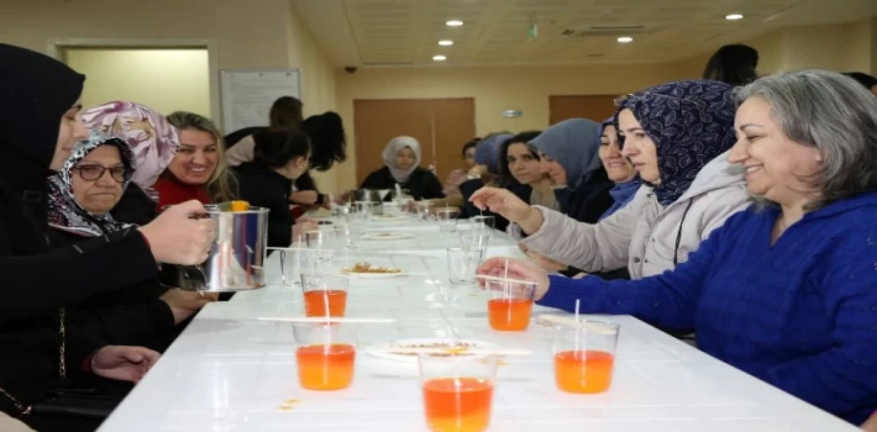 Anne Şehir’den kokulu mum yapımı