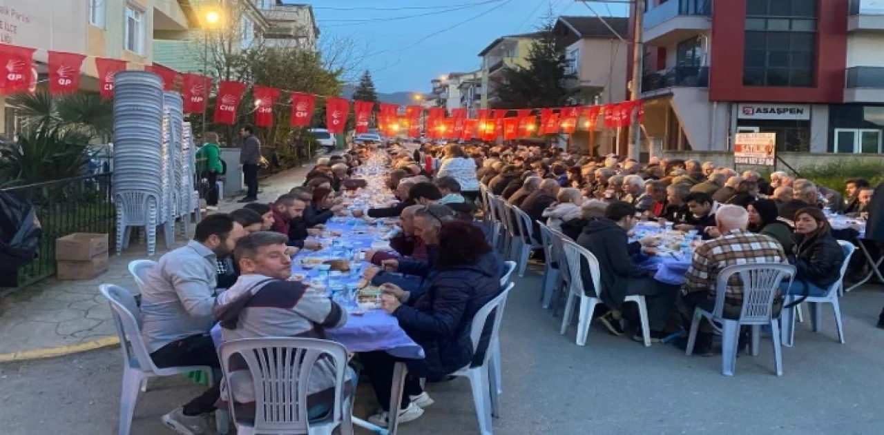 Başiskele’de CHP’den sokak iftarı