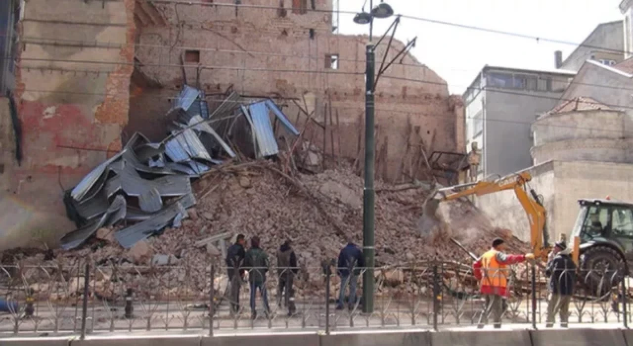 Beyoğlu'nda çöken bina nedeniyle tramvay seferleri 2 gündür yapılamıyor