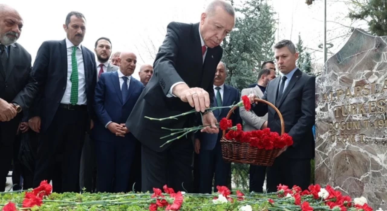 Cumhurbaşkanı Erdoğan, Alparslan Türkeş'in kabrini ziyaret etti