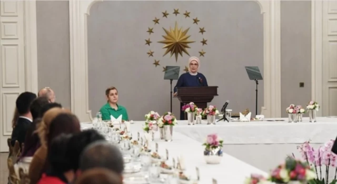 Emine Erdoğan, depremzede ve gönüllülerle iftarda bir araya geldi