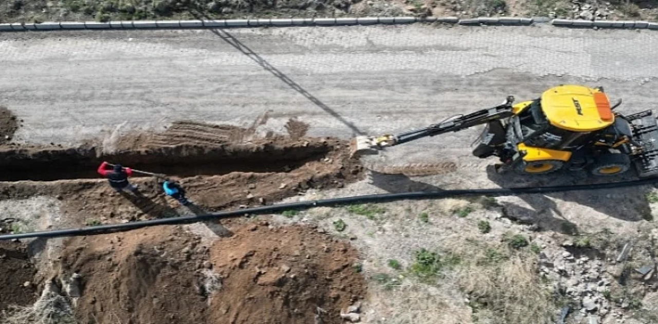 Esentepe Mahallesi Murat Sokak’ta bulunan içme suyu hattı, Nevşehir Belediyesi tarafından yenileniyor