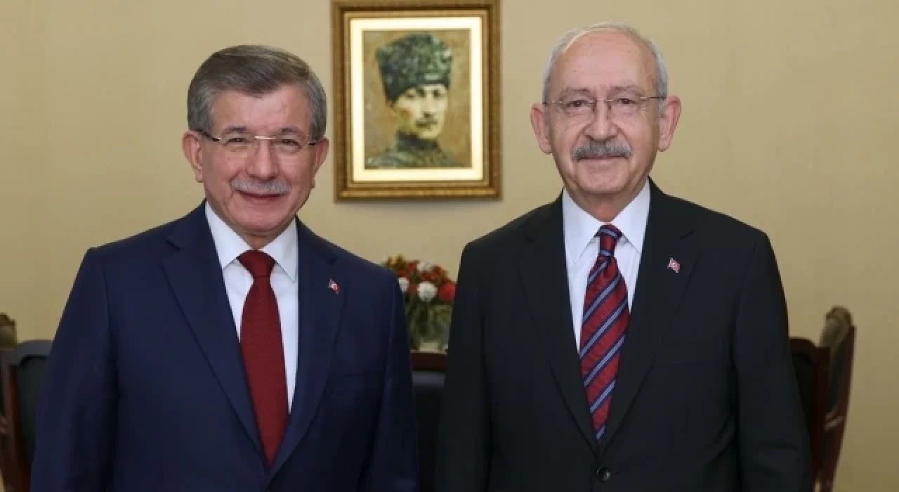 Gelecek Partisi lideri Davutoğlu, Kılıçdaroğlu’nun adaylık kampanyasına 50 bin liralık bağış yaptı