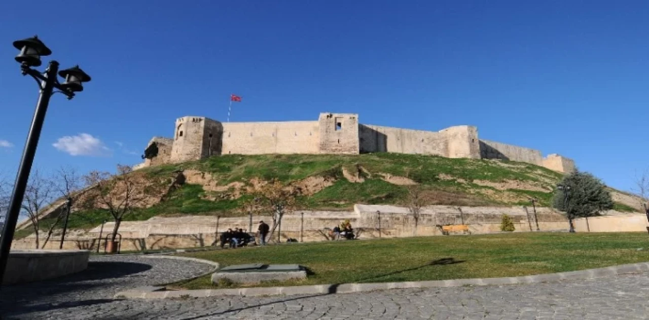 Hasar gören tarihi Gaziantep Kalesi’nde restorasyon başlıyor