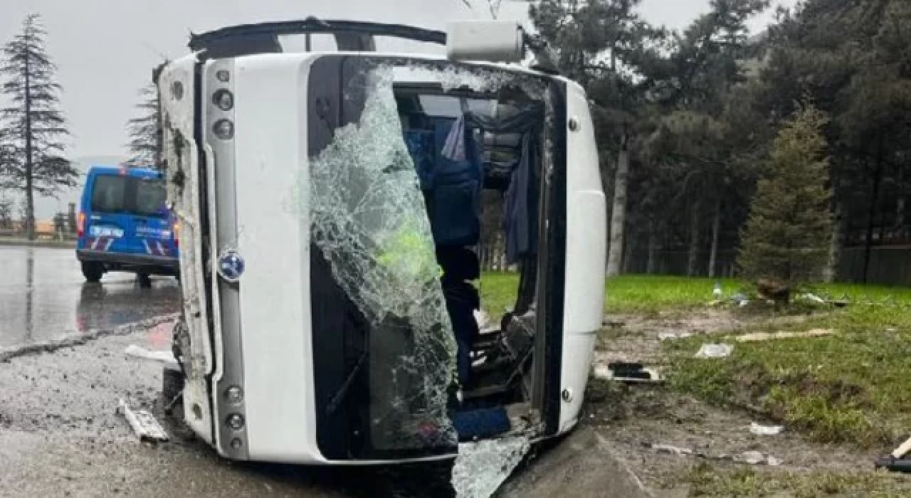 Isparta'da servis midibüsü devrildi: 17 yaralı