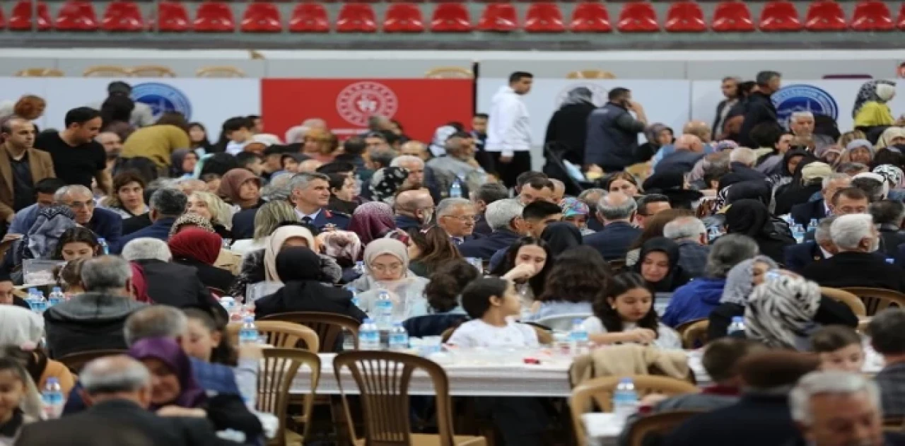 Kayseri bürokrasisi gazi ve depremzedelerle iftarda buluştu