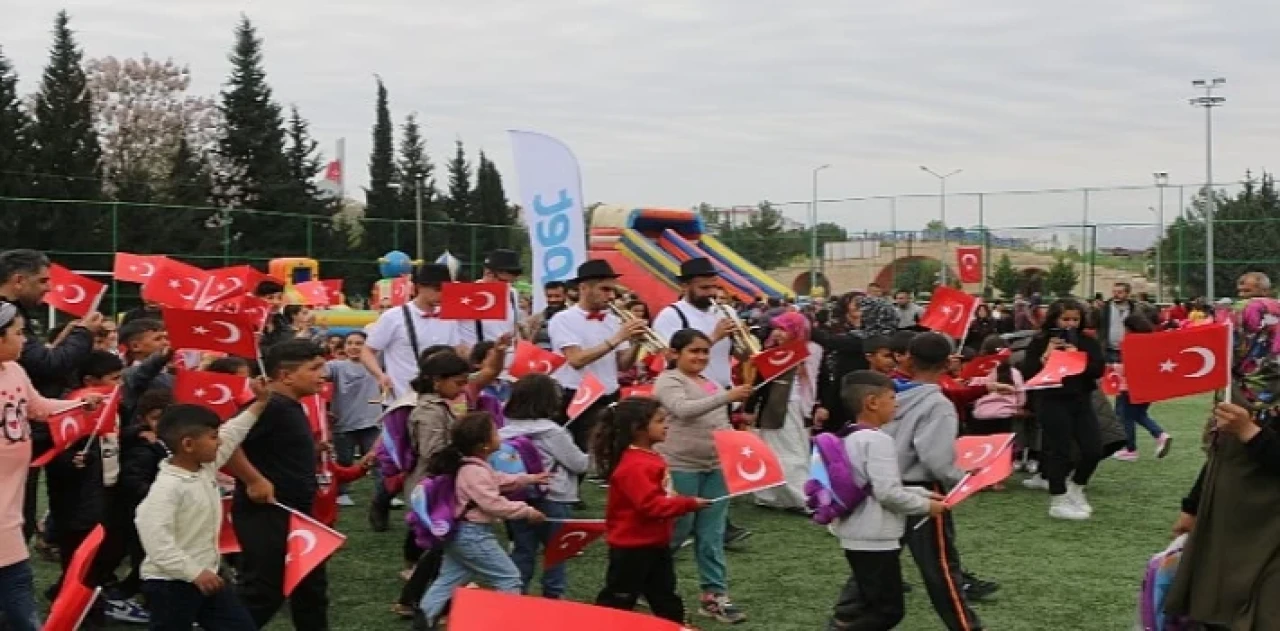 Koç Topluluğu Şirketleri ve Gönüllülerinden 23 Nisan Ulusal Egemenlik ve Çocuk Bayramı’nda Deprem Bölgesindeki Çocuklara Destek