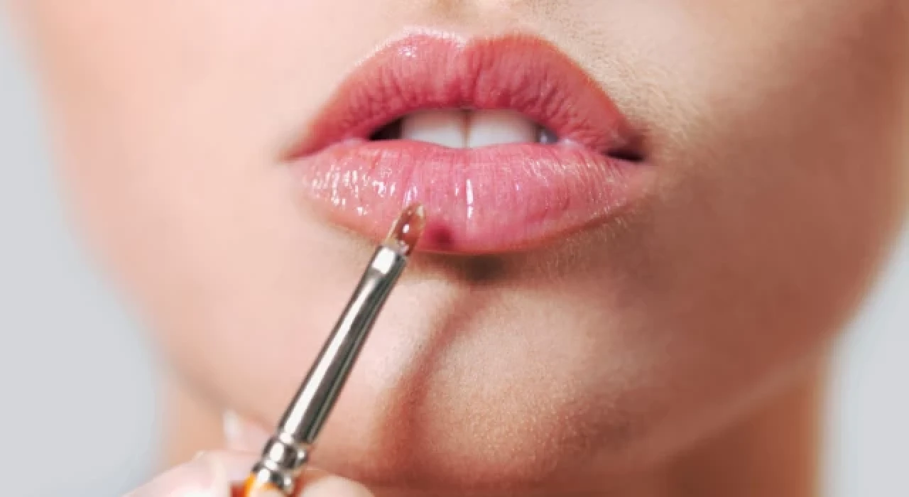 Lip gloss nedir? Ne işe yarar? Lip gloss nasıl kullanılır?