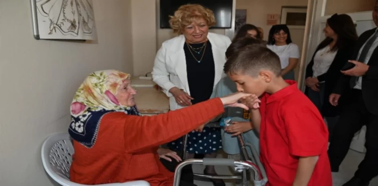 Manisa’da huzurevi sakinlerine bayramlık ziyaret