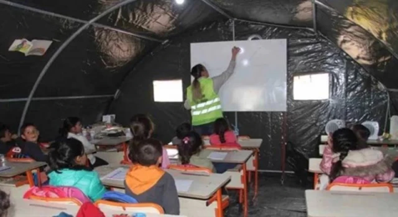 Bakan Özer: Depremden etkilenen 10 şehirde sınıfta kalma yok